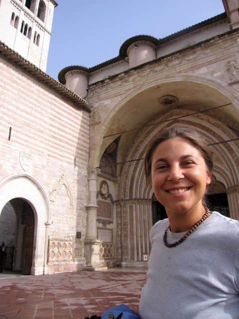 Chiara davanti alla Basilica